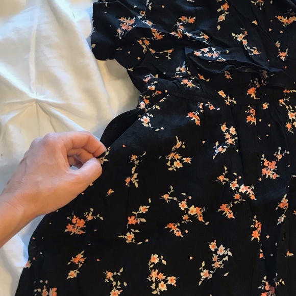 H&M Floral Romper w/ Pockets - Picture 5 of 7